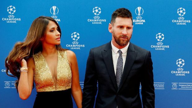 Soccer Football - Champions League Group Stage draw - Grimaldi Forum, Monaco - August 29, 2019   Barcelona's Lionel Messi with his wife Antonella Roccuzzo before the draw   REUTERS/Eric Gaillard