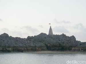 Pantai Unik di Indonesia: Tiang Bendera