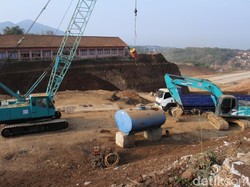 Bangunan SD di Sumedang Ini Dikepung Galian Proyek Tol Cisumdawu