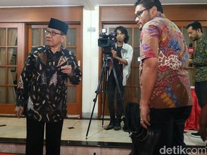 Akbar Tandjung Tahlilan di Kediaman BJ Habibie