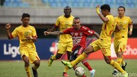 Bali United punya satu kans emas lewat Malvin Platje di menit ke-77 tapi sepakannya terlalu lemah dan bisa ditangkap Wahyu Tri Nugroho.