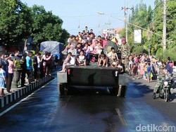 Warga Situbondo Berebut Naik Kendaraan Tempur Marinir Saat Parade