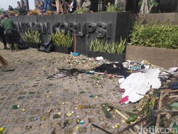 Demo Ricuh di KPK Tinggalkan Bekas Ban dan Karangan Bunga Dibakar