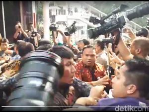 Berujung Ricuh, Massa Demo Lucuti Satu per Satu Kain Hitam di KPK