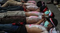 Telanjang Dada dan Cat Badan Massa Geruduk Gedung KPK