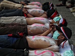 Telanjang Dada dan Cat Badan Massa Geruduk Gedung KPK