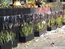 Aksi Ricuh, Logo di Halaman Depan KPK Dirusak Massa