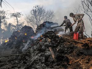 Puluhan Rumah di Kampung Adat Baduy Luar Hangus Terbakar Puluhan Rumah di Kampung Adat Baduy Luar Hangus Terbakar