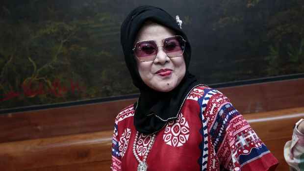 Pedangdut Elvy Sukaesih.