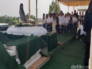 Tangis Boy William dan Keluarga Pecah saat Peti Raymond Diturunkan Tangis Boy William dan Keluarga Pecah saat Peti Raymond Diturunkan