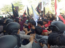 Tolak Kenaikan Iuran, Mahasiswa Rusak Pagar Kantor BPJS dan Gubernur Sulsel