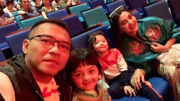 Ashanty dan Anang saat liburan bersama kedua anaknya