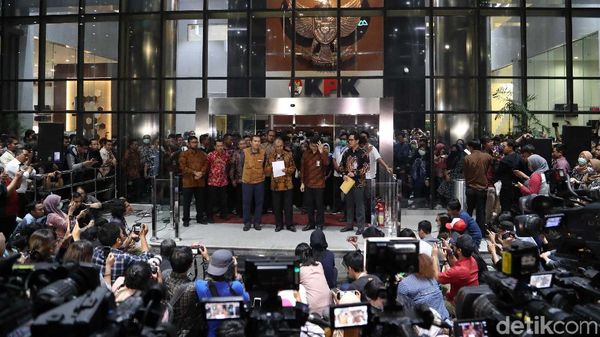 Pimpinan KPK Serahkan Pengelolaan KPK ke Presiden