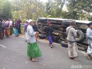Sopir Tak Kuasai Medan, Mobil Angkut Jemaah Pengajian Terguling di Pasuruan