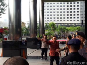 Polisi Ini Debat Pegawai KPK, Minta Kain Hitam Penutup Logo Dibuka