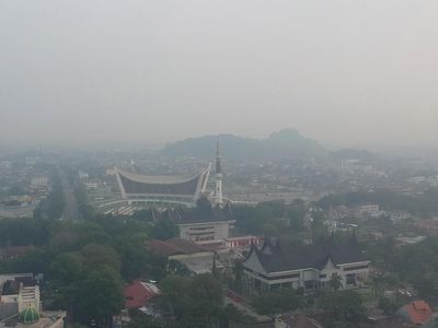 Kabut Asap Mengepung Pekanbaru hingga Padang