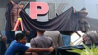 Before-After Kain Hitam Penutup Logo KPK