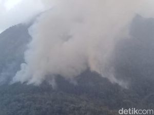 Gunung Andong di Magelang Terbakar