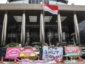 Spanduk hingga Karangan Bunga Mejeng di Gedung KPK
