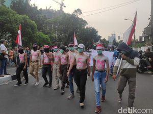 Massa Geruduk Gedung KPK Bertambah, Cat Badan dengan Tulisan KPK No LSM