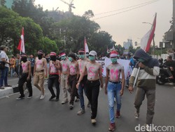 Massa Geruduk Gedung KPK Bertambah, Cat Badan dengan Tulisan KPK No LSM