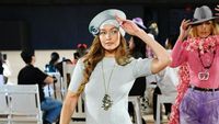 Aksi Gigi Hadid Curi Perhatian di NYFW, Nyeker dan Jalan Jinjit di Catwalk