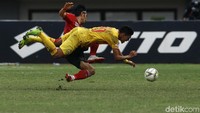 Perebutan bola yang berujung kontak fisik terjadi antar pemain.