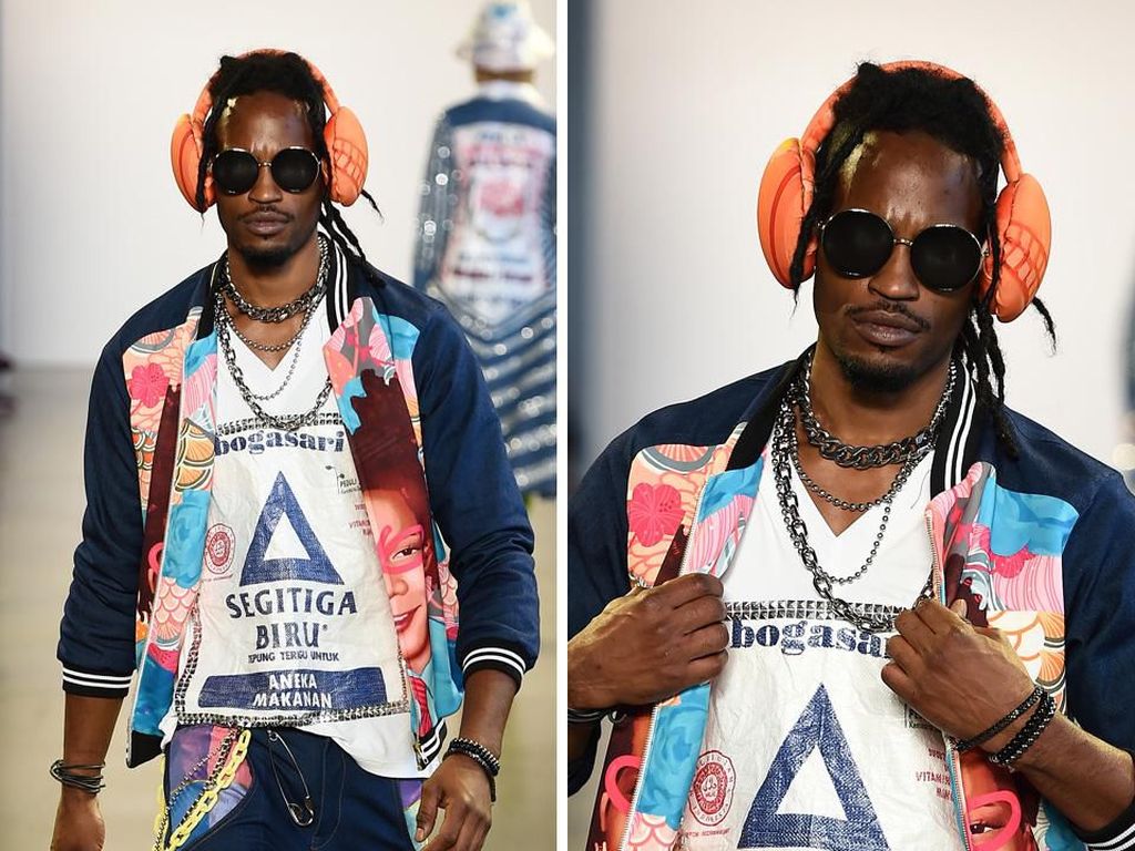 Cerita di Balik Baju Karung Terigu Segitiga Biru di New York Fashion Week Cerita di Balik Baju Karung Terigu Segitiga Biru di New York Fashion Week
