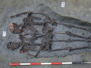 Dua Kerangka Kuno Berpegangan Tangan Ternyata Sesama Pria