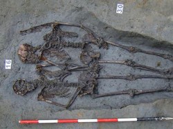 Dua Kerangka Kuno Berpegangan Tangan Ternyata Sesama Pria