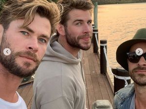 Miley Cyrus Makin Mesra dengan Kaitlynn, Liam Hemsworth Asyik Liburan Miley Cyrus Makin Mesra dengan Kaitlynn, Liam Hemsworth Asyik Liburan