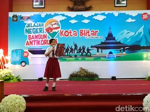 Seorang Siswi SD di Kota Blitar Baca Puisi Korupsi dalam Roadshow KPK Seorang Siswi SD di Kota Blitar Baca Puisi Korupsi dalam Roadshow KPK