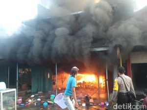 Toko di Depan Pasar Semboro Terbakar, Api Merembet ke Bangunan Rumah Toko di Depan Pasar Semboro Terbakar, Api Merembet ke Bangunan Rumah