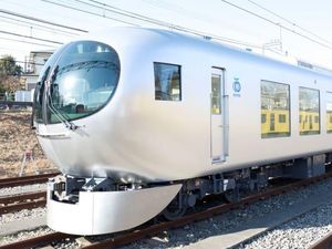 Jepang Punya Kereta Peluru dengan Gerbong Seperti Ruang Tamu