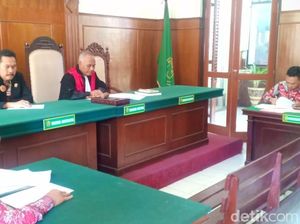 Tiga Tersangka Kasus Jasmas DPRD Surabaya Ajukan Gugatan Praperadilan Tiga Tersangka Kasus Jasmas DPRD Surabaya Ajukan Gugatan Praperadilan