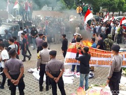 Demo Ricuh di KPK, Massa Bakar Karangan Bunga dan Copot Kain Hitam