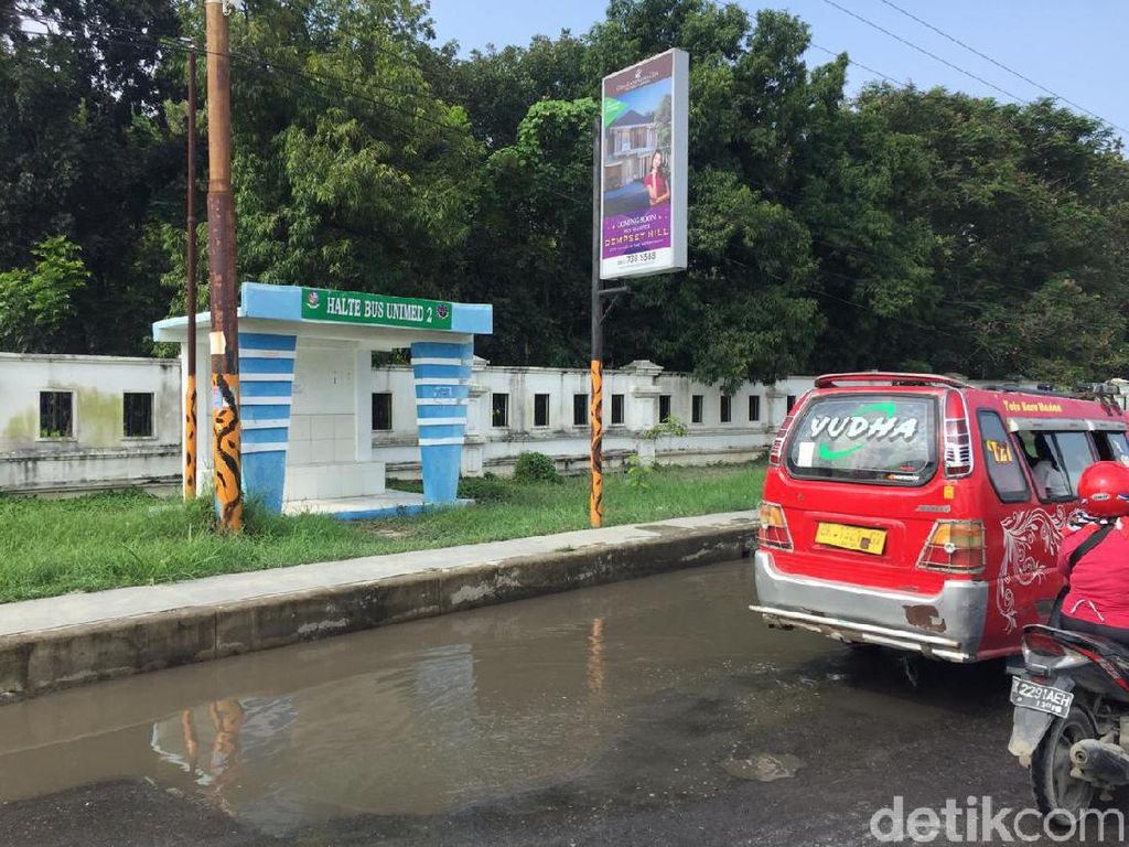 Warga Keluhkan Jalan Dekat Kampus Unimed Medan Sering Tergenang Warga Keluhkan Jalan Dekat Kampus Unimed Medan Sering Tergenang