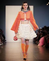 Cerita di Balik Baju Karung Terigu Segitiga Biru di New York Fashion Week