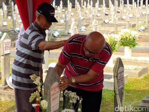 Menangis Haru Saat Ziarah, Keponakan Cerita Nasihat BJ Habibie yang Membekas Menangis Haru Saat Ziarah, Keponakan Cerita Nasihat BJ Habibie yang Membekas