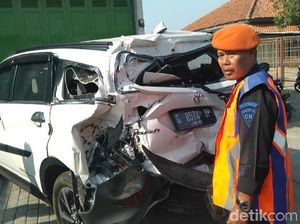 Serobot Palang Perlintasan, Sebuah Mobil Tertabrak KA di Tegal