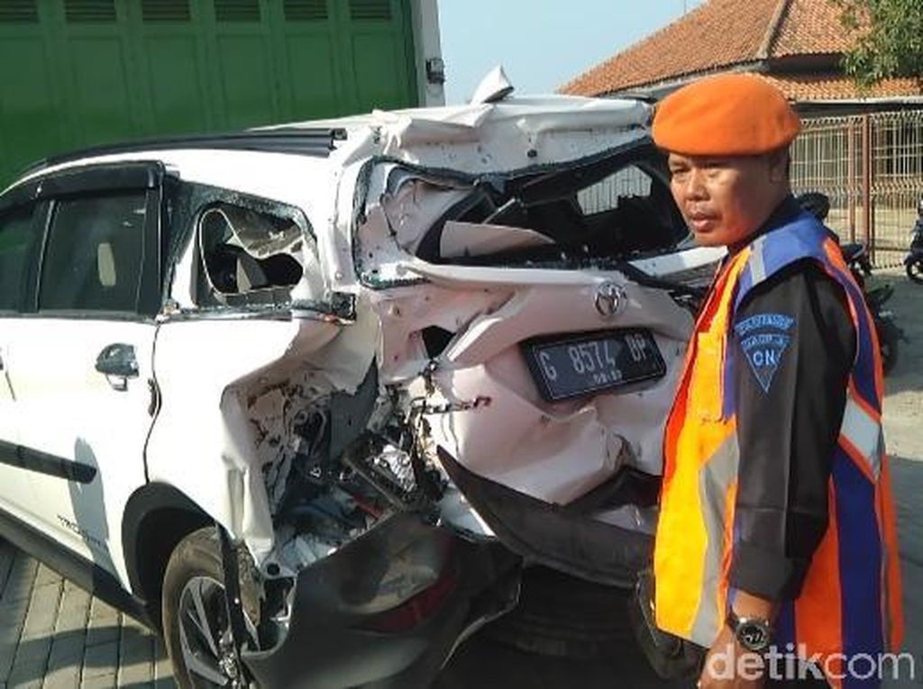 Serobot Palang Perlintasan, Sebuah Mobil Tertabrak KA di Tegal Serobot Palang Perlintasan, Sebuah Mobil Tertabrak KA di Tegal