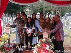 Putra dan Cucu Ziarah ke Makam BJ Habibie-Ainun di TMP Kalibata