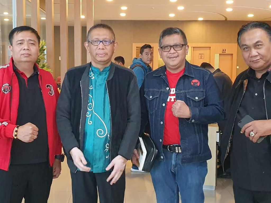 Konsolidasi Partai ke Kalbar, Sekjen PDIP Lihat Budi Daya Ikan Semah Konsolidasi Partai ke Kalbar, Sekjen PDIP Lihat Budi Daya Ikan Semah