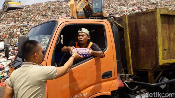 Jumat Berkah, Berbagi Makan Kepada Petugas Kebersihan