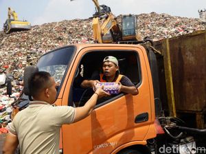 Jumat Berkah, Berbagi Makan Kepada Petugas Kebersihan
