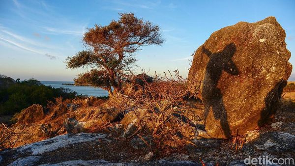 Pesona Matahari Terbenam di Bukit Termanu