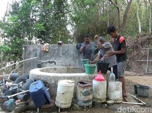 Cari Air Bersih, Warga di Desa Ini Hanya Andalkan Sebuah Sumur