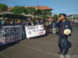 Ratusan Mahasiswa di Surabaya Demo Tolak Revisi UU KPK