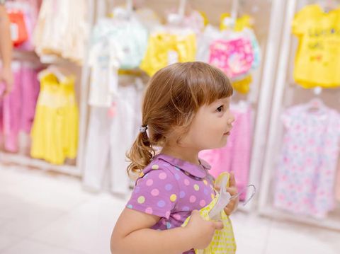 Mudah Diterapkan, Cara Membuat Anak Mau Pakai Baju Sendiri