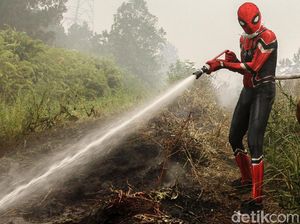 Superhero Bantu Padamkan Kebakaran Hutan di Riau